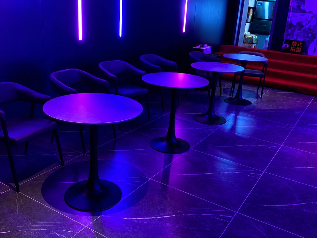 Rest area in violet tones.