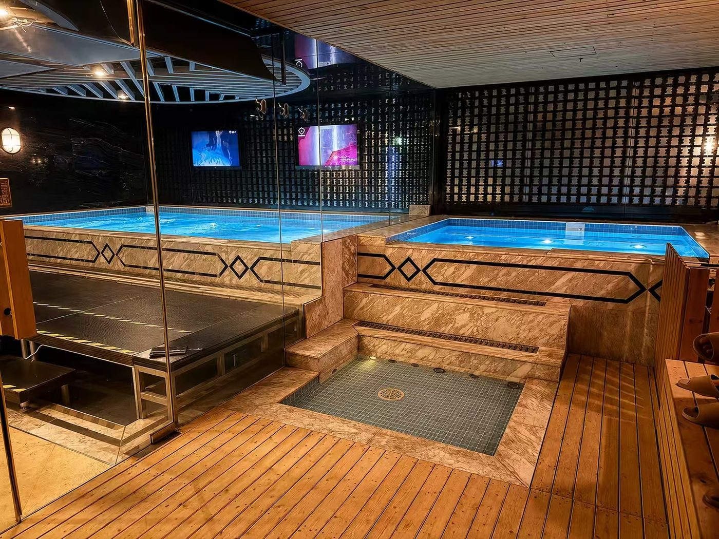 Open-air bath with screen.